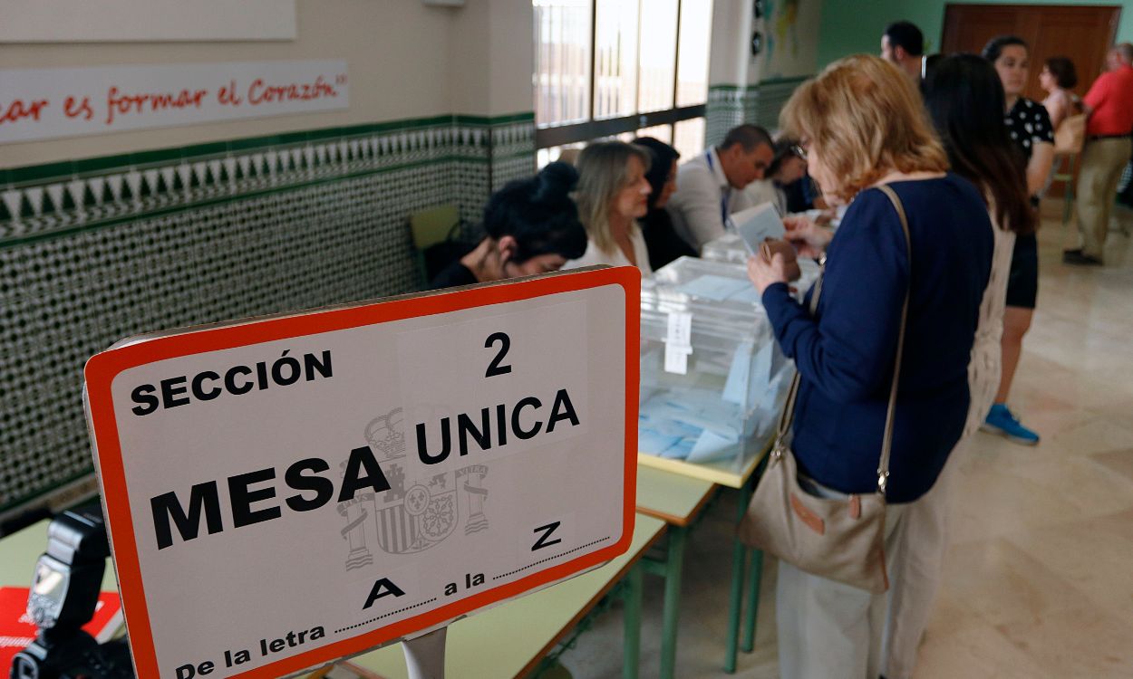 ¿Los suplentes de una mesa en Cataluña tienen que presentarse en el colegio electoral?. EP