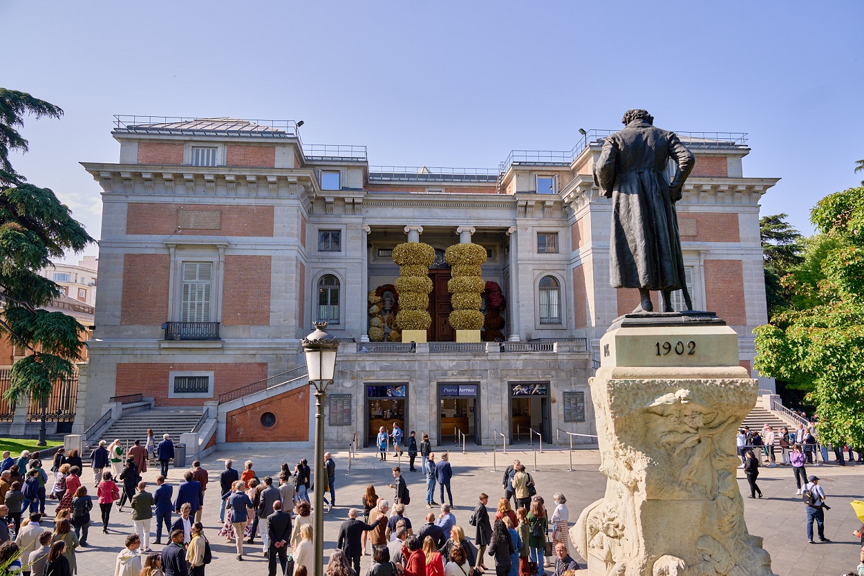 El Prado transforma su fachada en colaboración con El Corte Inglés