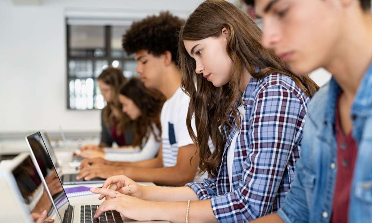 Jóvenes usando un ordenador 