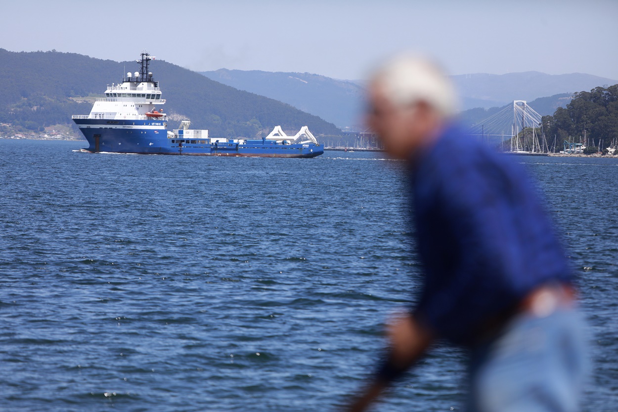 Imagen del miércoles del momento de la salida del buque de inspección Ártabro del puerto de Vigo (Foto: Europa Press).