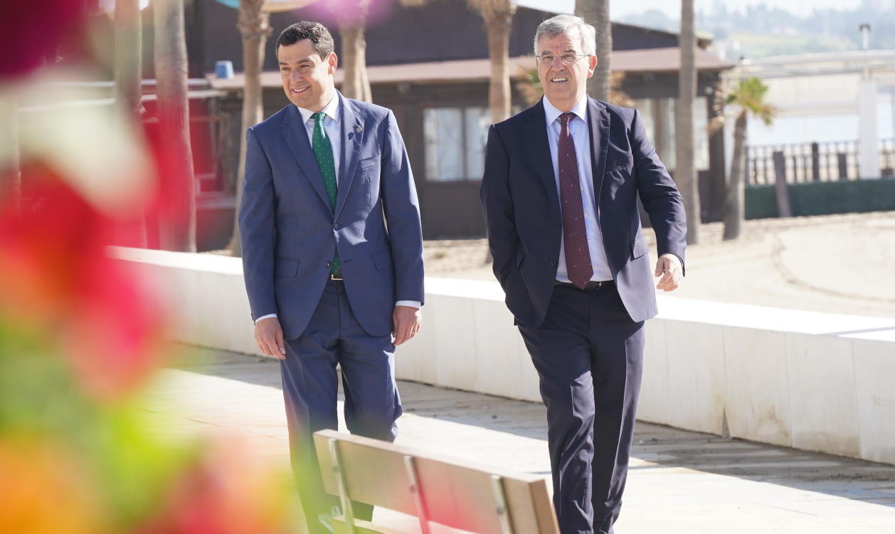 El presidente de la Junta de Andalucía, Juanma Moreno Bonilla, y el alcalde de Estepona, José María García Urbano. EP.