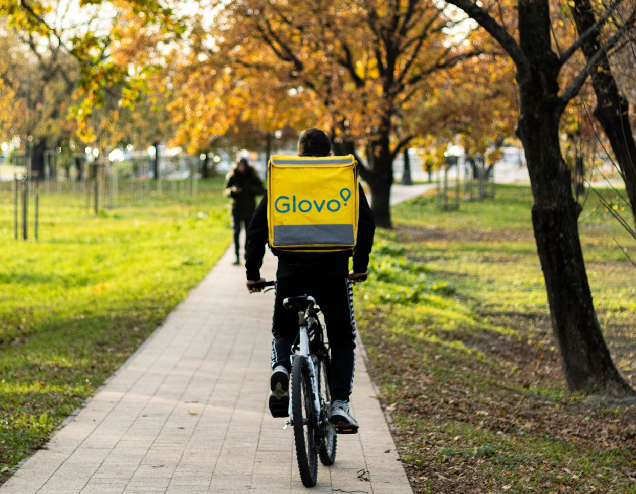 Imagen de un repartidor en bicicleta con una mochila de Glovo. Shashank Verma