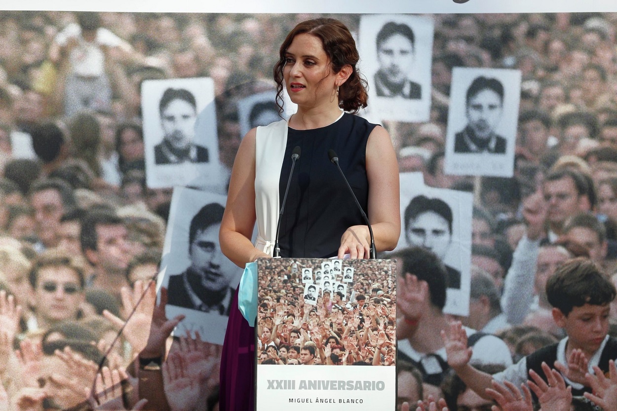 Imagen de la presidenta de la Comunidad de Madrid, Isabel Díaz Ayuso, en un acto de homenaje al edil Miguel Ángel Blanco, asesinado por la banda terrorista ETA. EP.