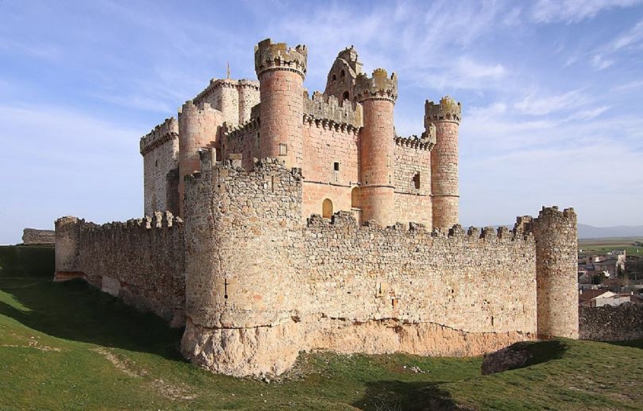 La iglesia fortaleza medieval que impone por su color y guardó relación con Fernando el Católico