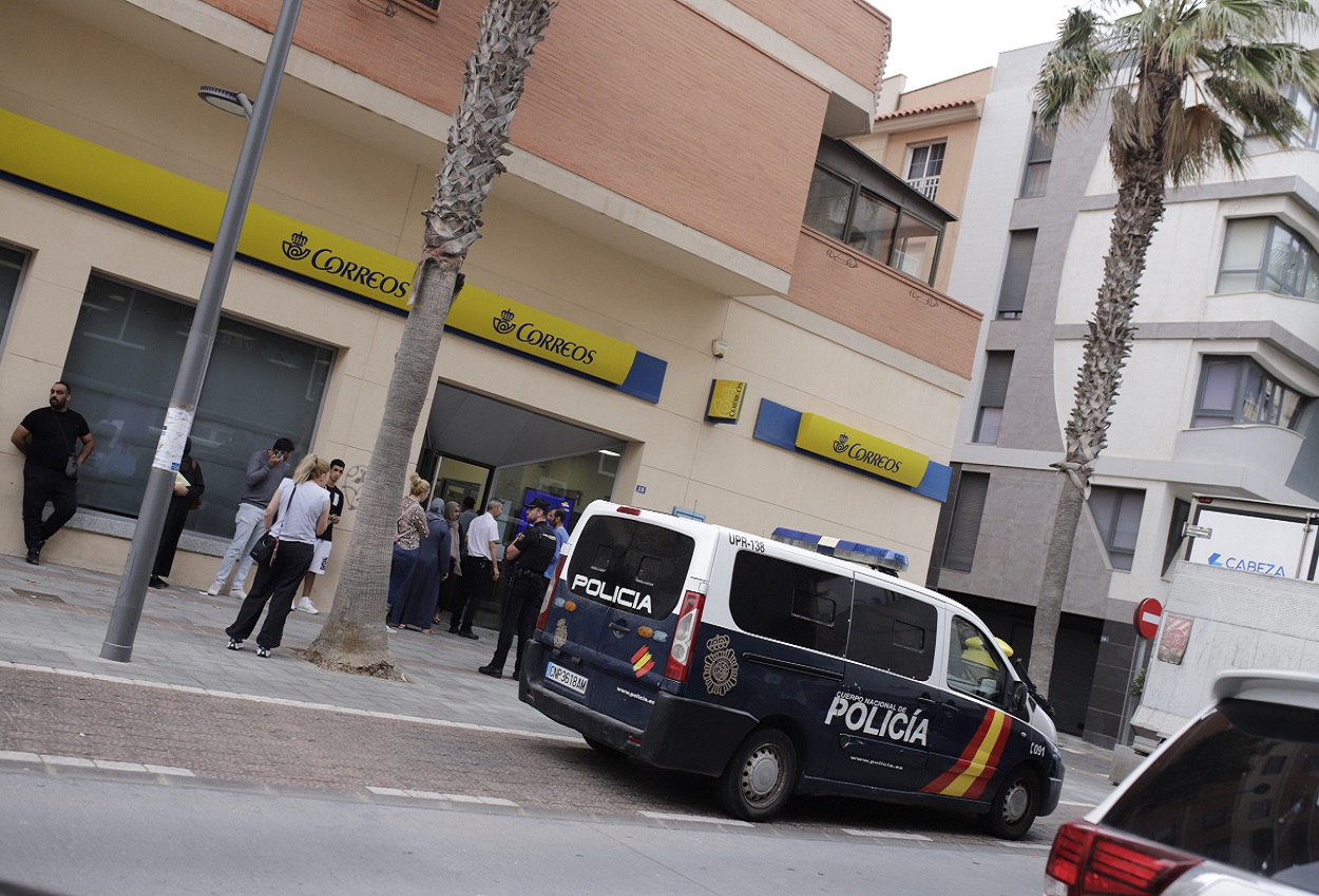Un furgón policial frente a una sede de Correos en Melilla. EP