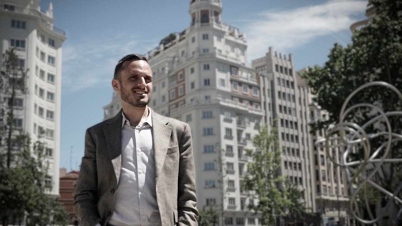 Antonio Giraldo posa en la Plaza de España. Jesús Olmedo.