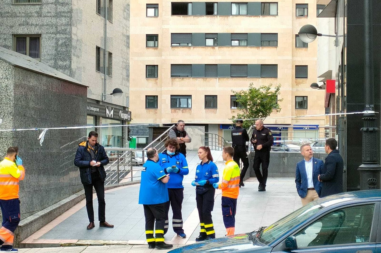 Sanitarios en el lugar en el que fallecieron las hermanas mellizas de Oviedo. EP