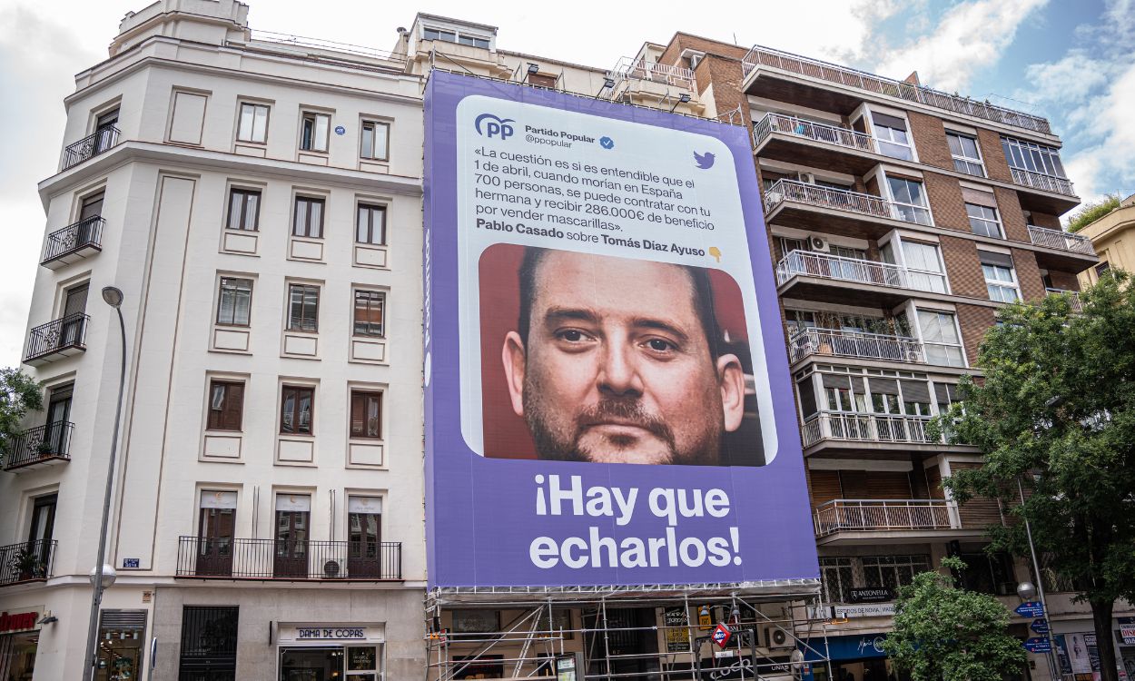 Lona colocada por Podemos en la calle Goya de Madrid con las palabras del expresidente del PP, Pablo Casado, sobre el hermano de Isabel Díaz Ayuso. EP