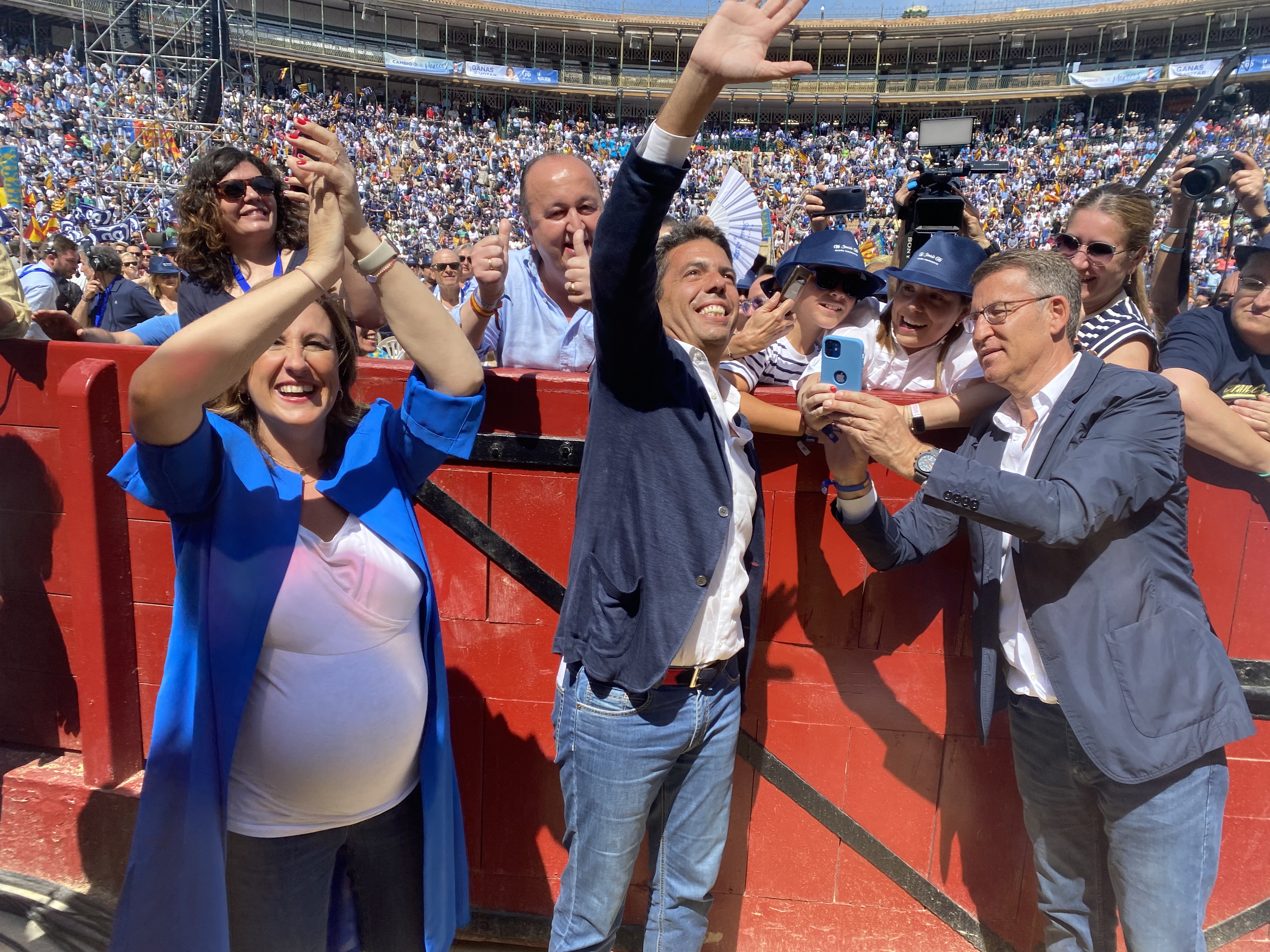 María José Catalá, Carlos Mazón y Alberto Núñez Feijóo en el mitin central en Valencia.