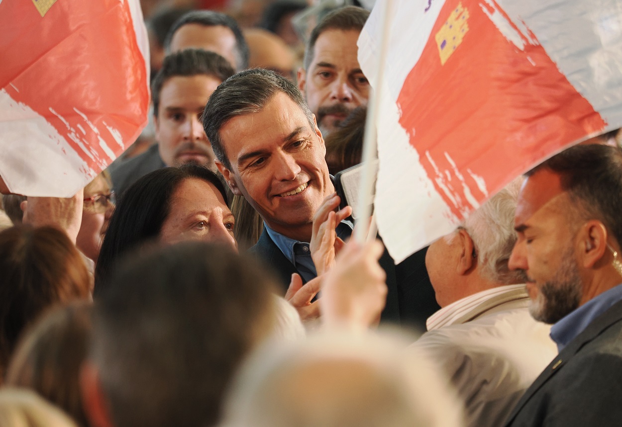 El secretario general del PSOE y presidente del Gobierno, Pedro Sánchez, se fotografía con simpatizantes socialistas durante un acto de campaña del PSOE, en la Feria de Muestras, a 21 de mayo de 2023, en Valladolid, Castilla y León. EP.