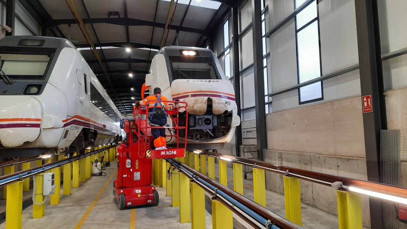 Un trabajador de Renfe Fabricación y Mantenimiento