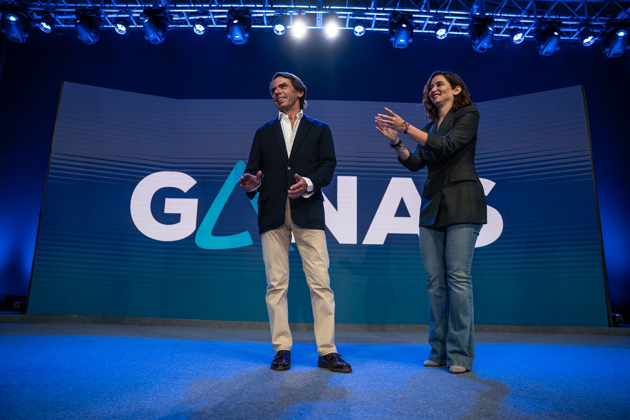 La presidenta de la Comunidad de Madrid y candidata del PP a la reelección el próximo 28M, Isabel Díaz Ayuso, junto con el expresidente del Gobierno de España, José María Aznar, durante el acto de este lunes en Alcobendas. EP.