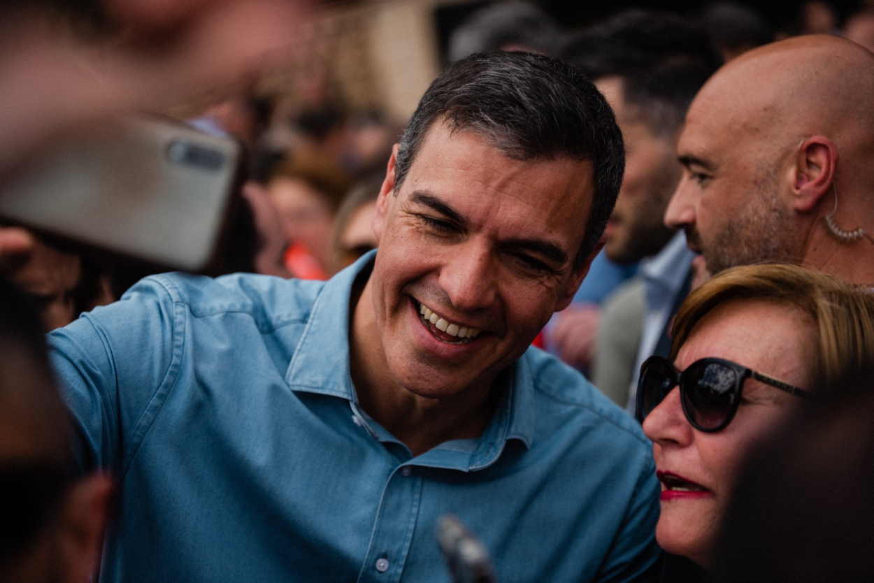 El presidente del Gobierno, Pedro Sánchez, se saca fotos con los militantes durante un mitin. EP
