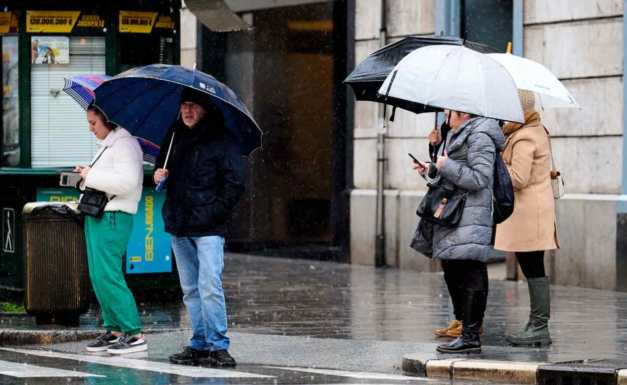Imagen de archivo de ciudadanos con paraguas. EP