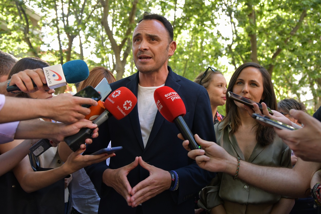 El candidato de Podemos a la alcaldía de Madrid, Roberto Sotomayor, atiende a los medios durante su visita a la Feria del Libro de Puente de Vallecas.