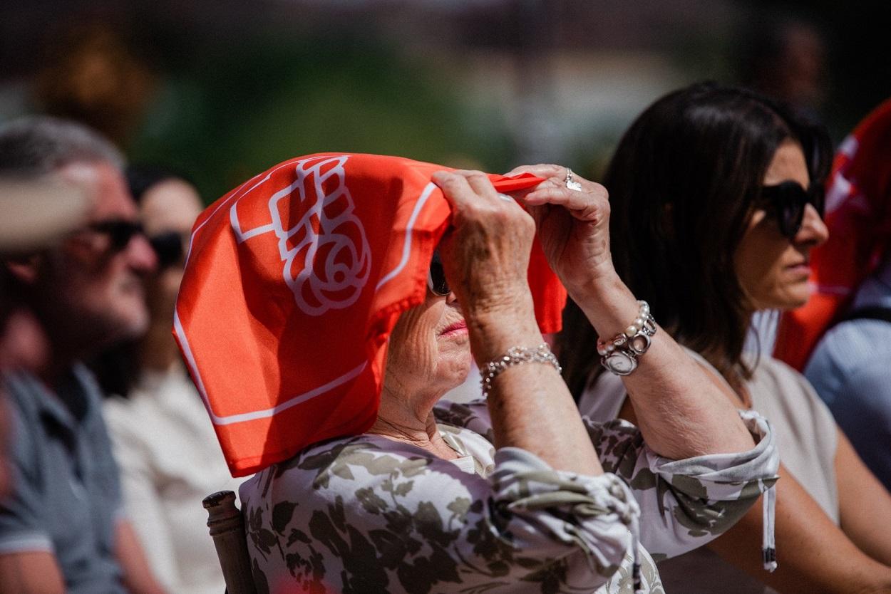 Una mujer asiste a un mitin de campaña de Sánchez. EP