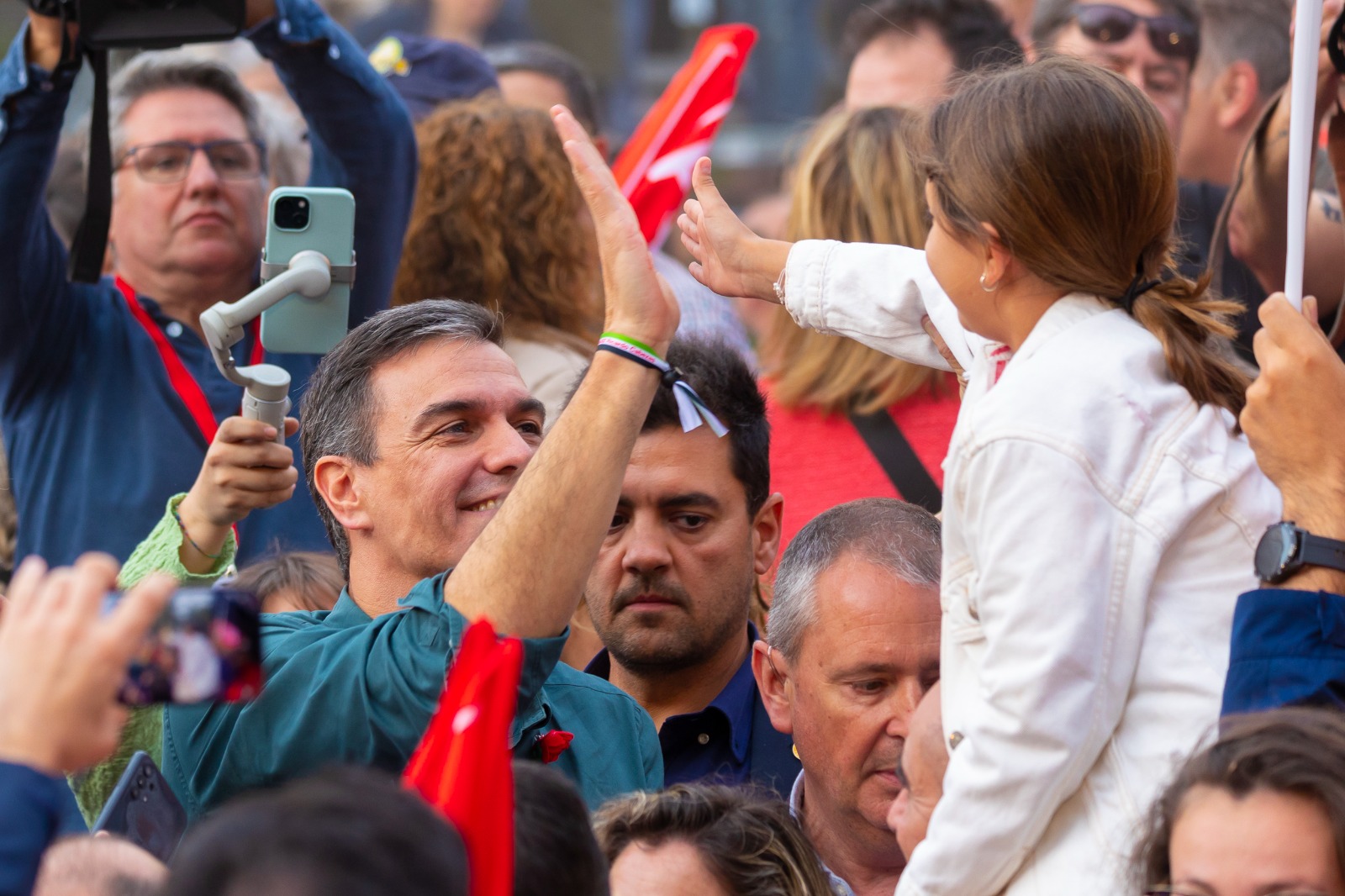 Pedro Sánchez saluda a una niña durante un mitin. Twitter