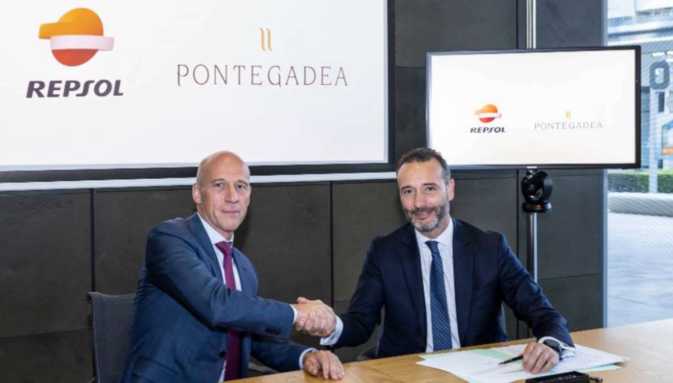 João Costeira, director general de Generación Baja en Carbono de Repsol y Roberto Cibeira, consejero delegado de Pontegadea, durante la firma de un acuerdo anterior