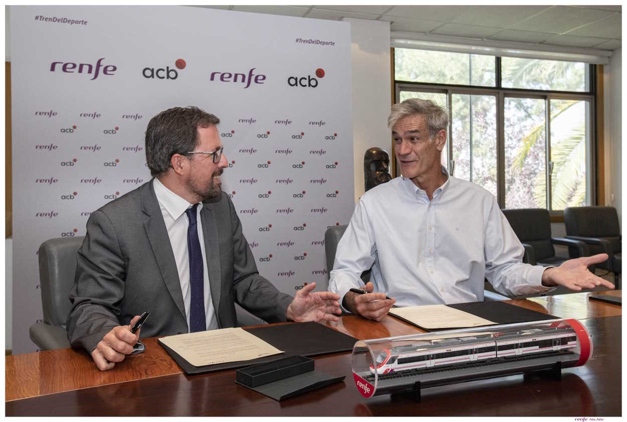 Raül Blanco, presidente de Renfe, y Antonio Martín, presidente de la ACB, durante la firma del acuerdo