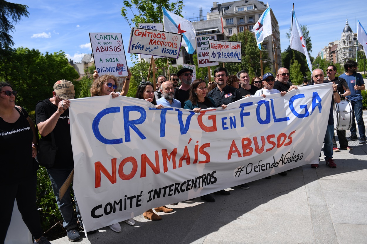 Imagen de la protesta realizada ante el Senado en abril por parte de trabajadores de la CRTVG (Foto: Europa Press).