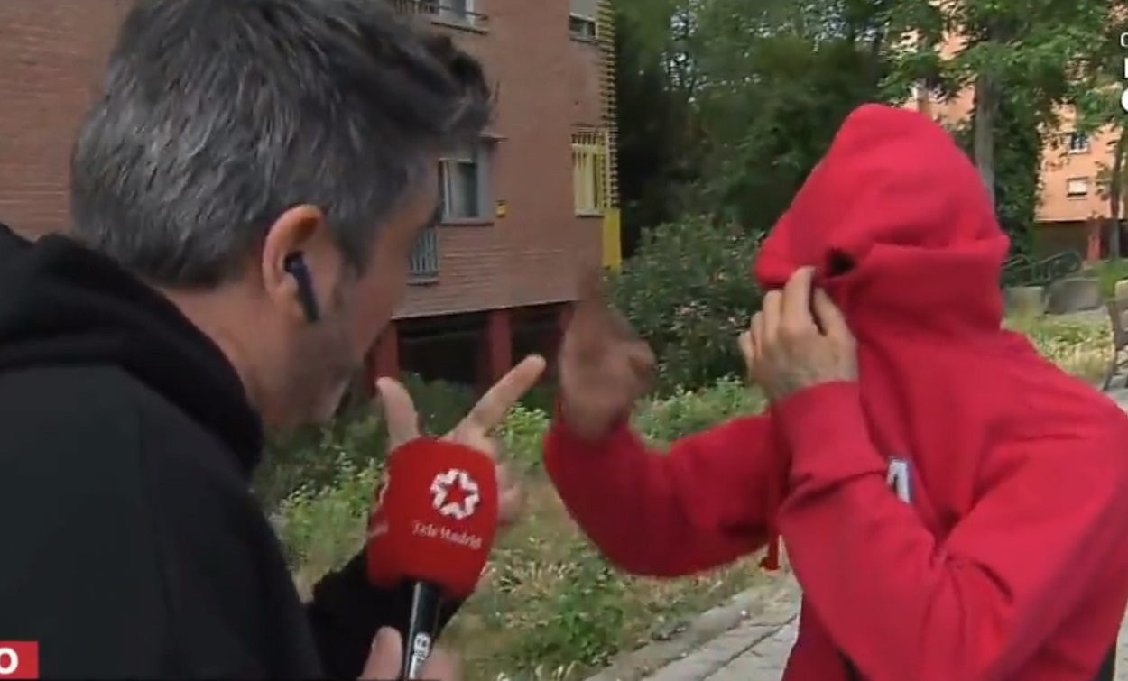 Un reportero es increpado en directo al informar de un narcopiso. Telemadrid