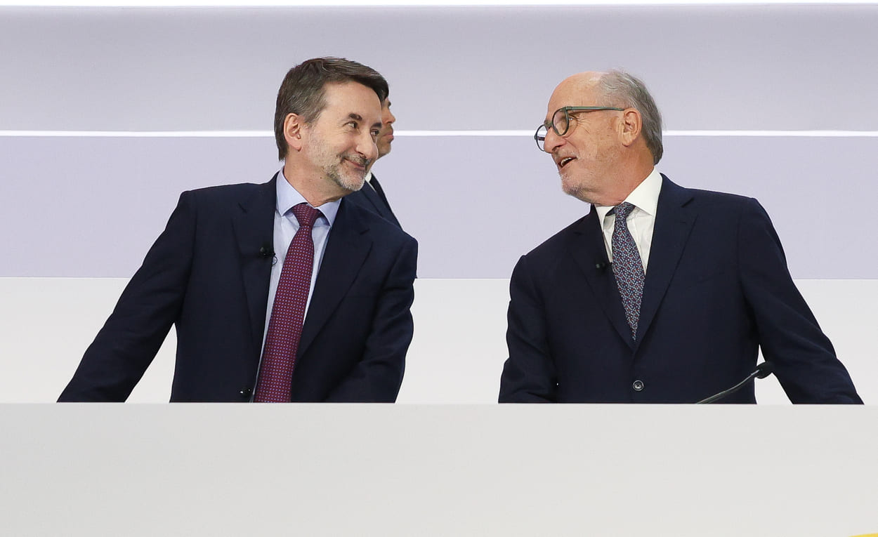 El consejero delegado, Josu Jon Imaz, y el presidente de Repsol, Antonio Brufau, durante la celebración de la junta ordinaria de accionistas de 2023. EP