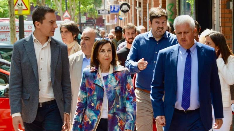 El candidato del PSOE a la Presidencia de la CAM, Juan Lobato, la ministra de Defensa, Margarita Robles y el candidato socialista a alcalde de San Sebastián de los Reyes, Narciso Romero. EP