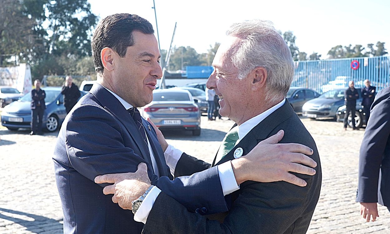 El presidente de la Junta de Andalucía, Juanma Moreno, saluda al cantante sevillano, José Manuel Soto. EP