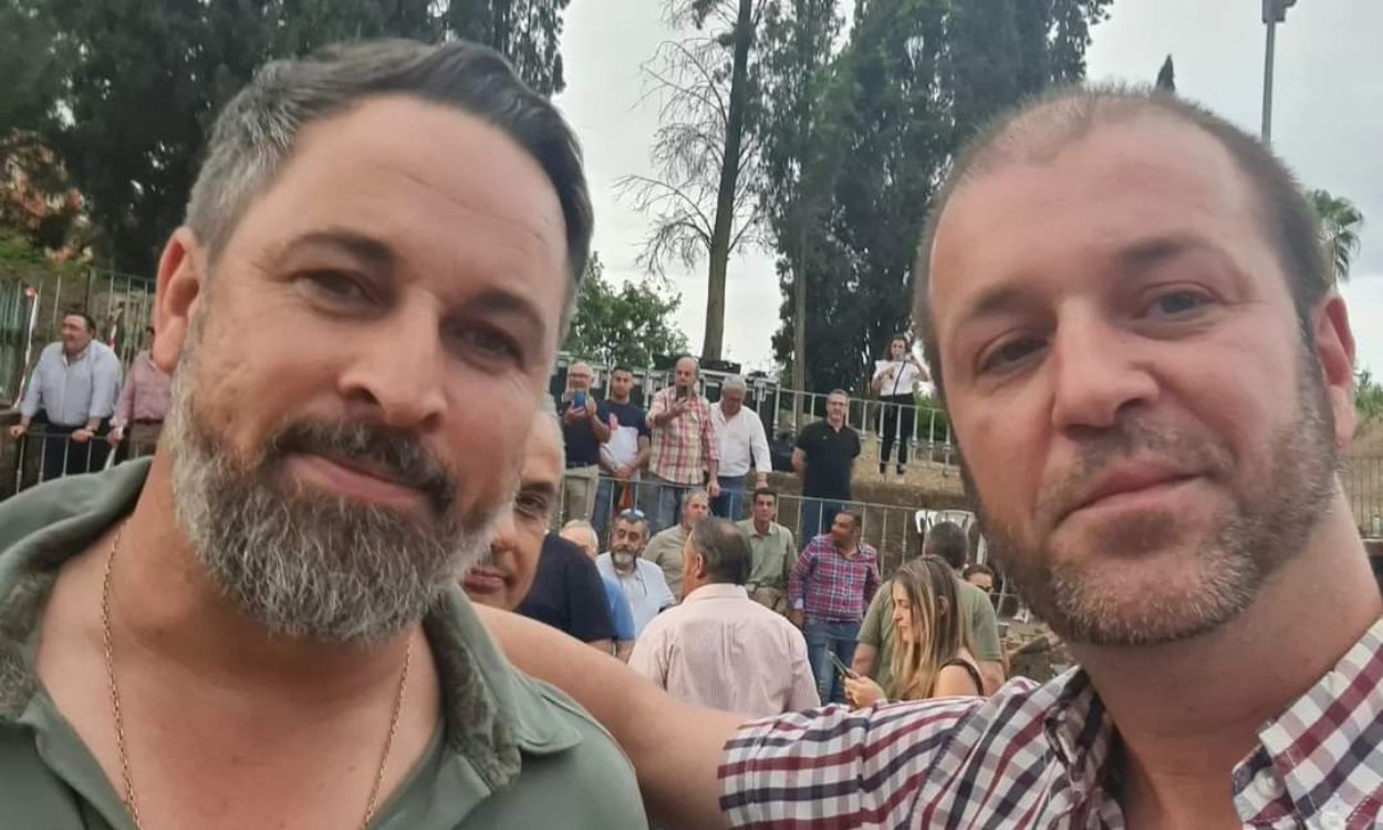 El candidato de Vox denunciado junto a Santiago Abascal en un acto de campaña electoral en Badajoz. Imagen cedida.