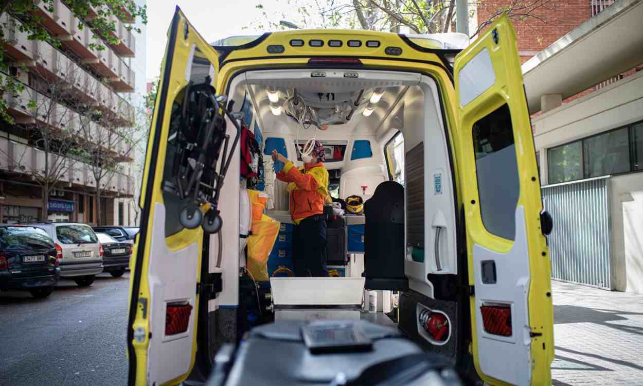 Una técnico del Sistema de Emergencias Médicas (SEM) de la Generalitat de Cataluña en una ambulancia. EP