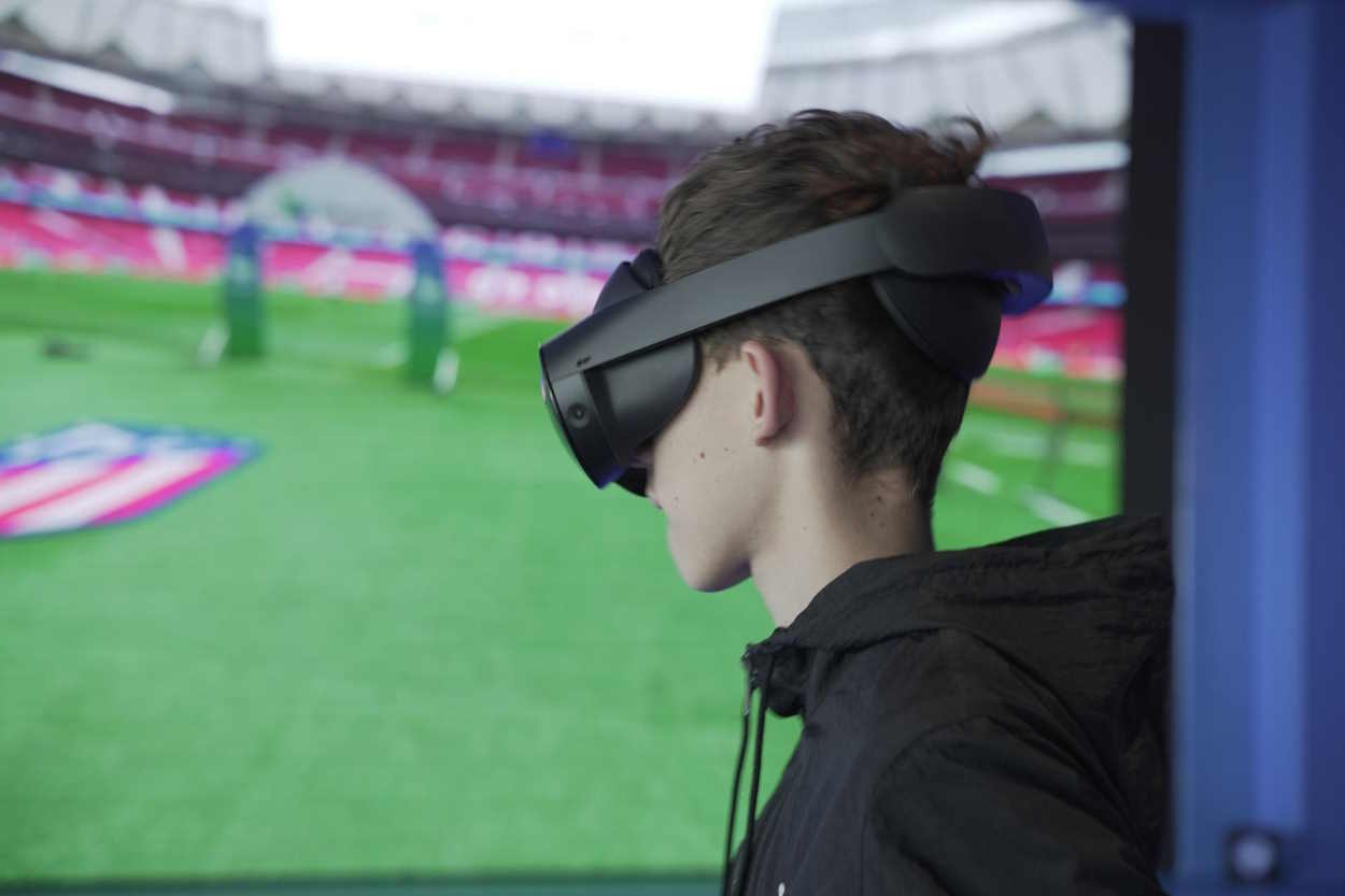 Un aficionado utiliza las gafas de realidad virtual del proyecto desarrollado por Telefónica y el Atlético de Madrid