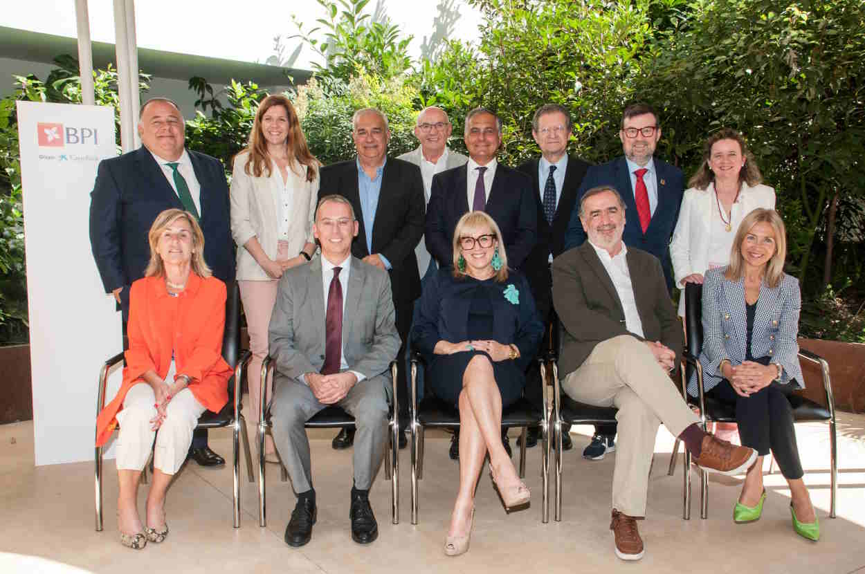 João Pedro Oliveira e Costa, CEO de BPI, con los miembros del Comité Consultivo de accionistas de CaixaBank