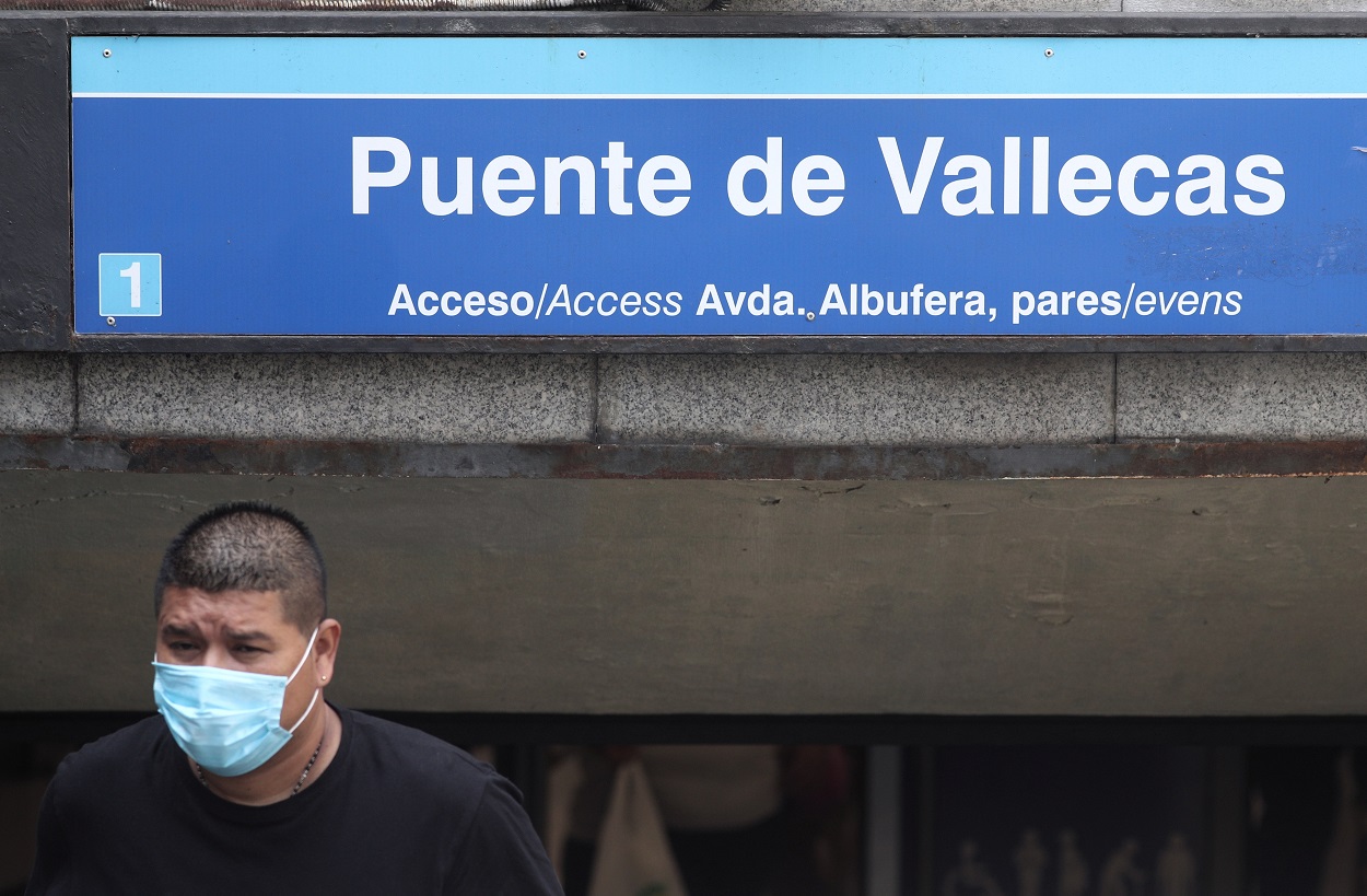 Un hombre sale del metro de Puente de Vallecas, en Madrid (España). EP.