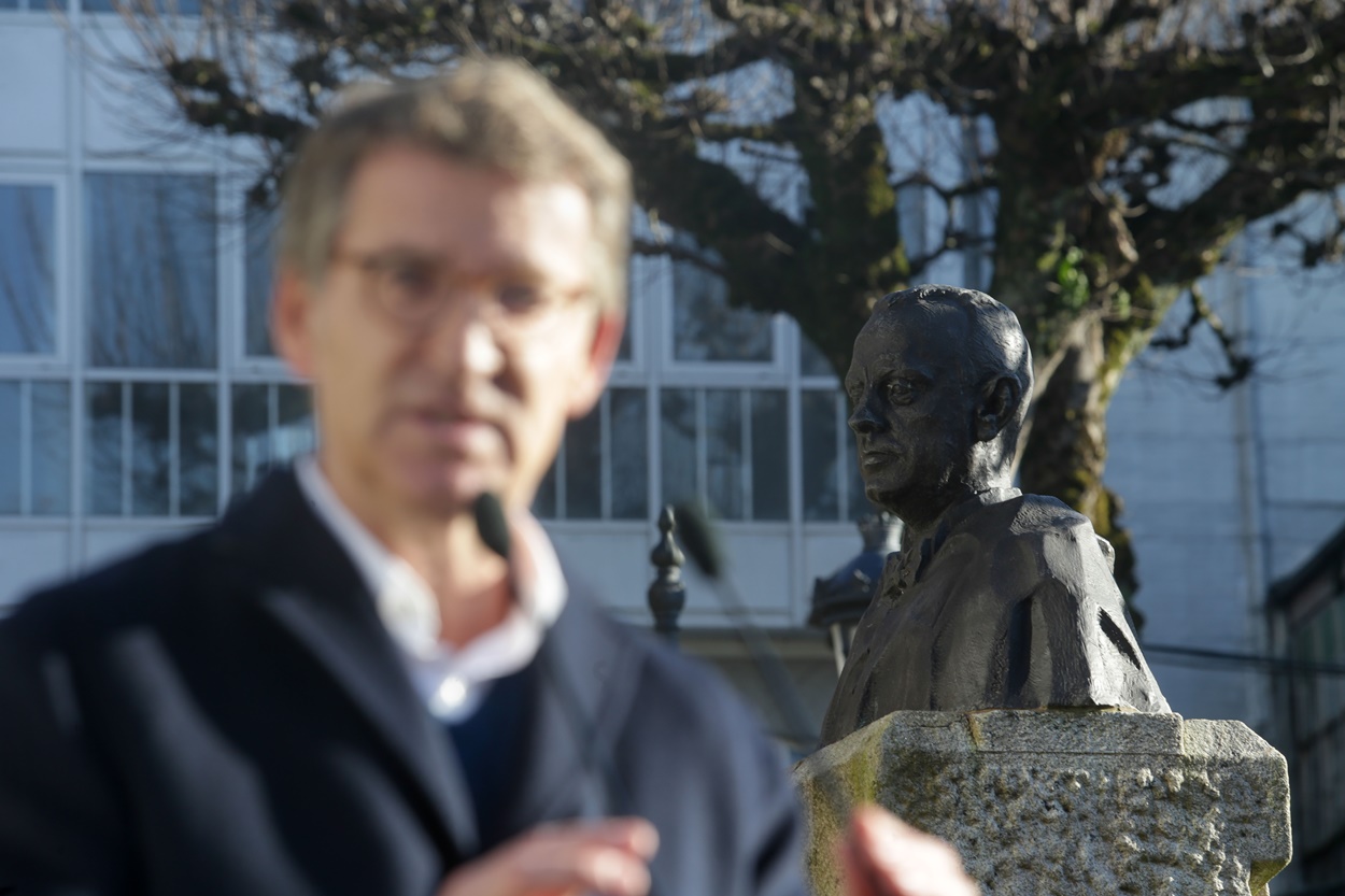 Alberto Núñez Feijóo ante el busto de Manuel Fraga en Vilalba en un homenaje el año pasado (Foto: Europa Press).