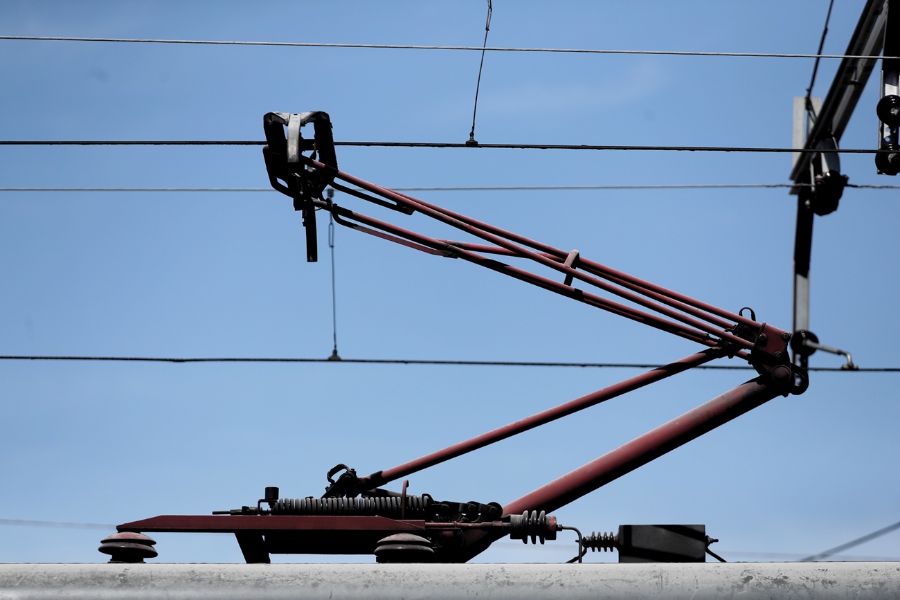 Conexión de un vagón de tren de Cercanías Renfe a los cables de red. EP