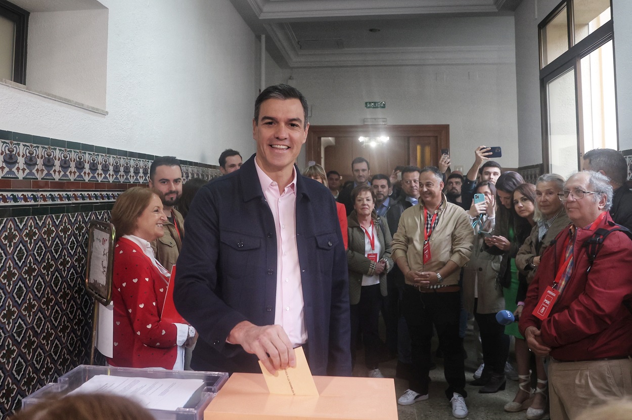 Pedro Sánchez depositando su voto en las elecciones autonómicas y municipales del 28 de mayo. EP