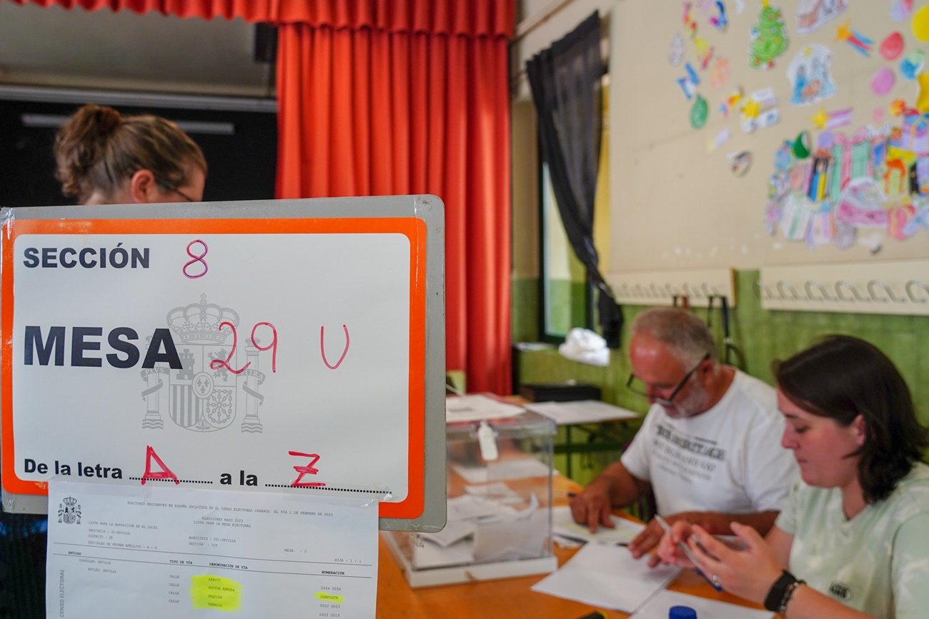 Ciudadanos ejerciendo el derecho al voto en un colegio electoral, a 28 de mayo de 2023, en Sevilla