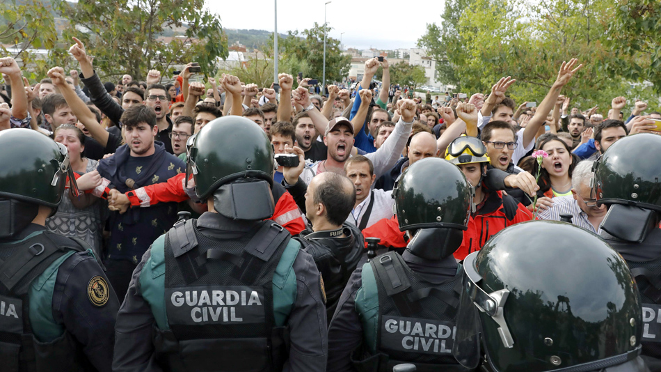 Guardias Civiles en incidentes en el exterior del Pabellón Deportivo municipal de Sant Julia de Ramis (Girona)