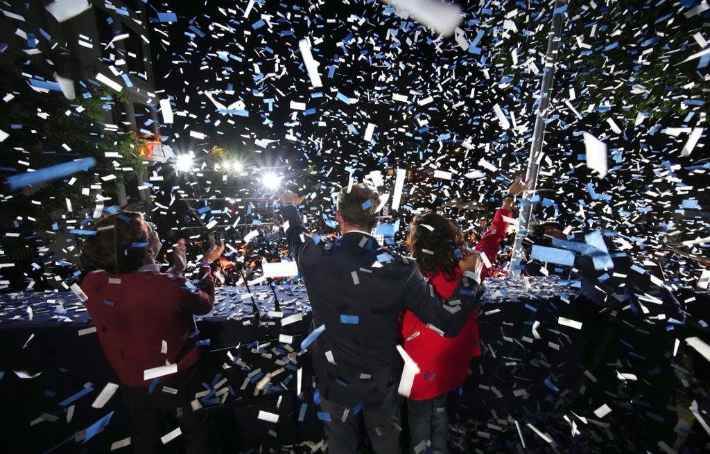 Ayuso, Almeida y Feijóo celebran el resultado en el balcón de Génova. David Mudarra.