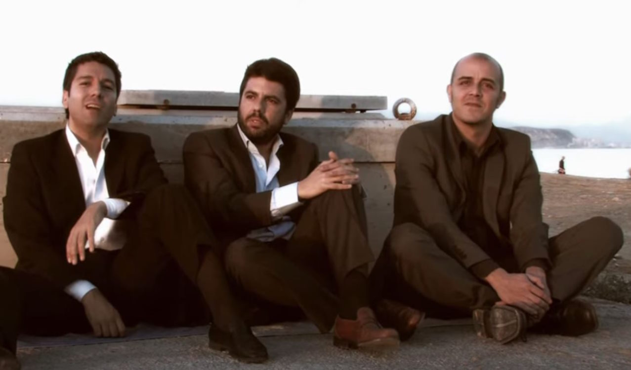 Carlos Mazón (centro), junto a los integrantes del grupo Marengo en el videoclip "Y solo tú". Fuente Youtube