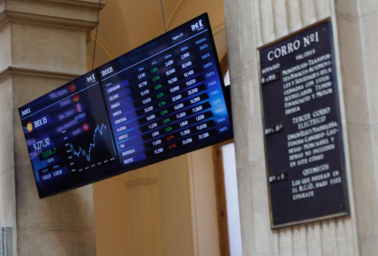 Un panel del Ibex 35 en el Palacio de la Bolsa de Madrid. EP