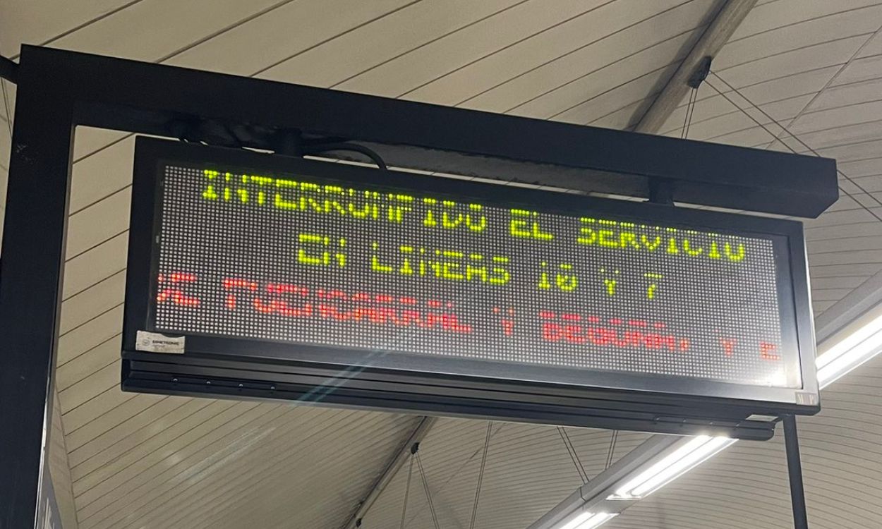Un cartel del metro de Madrid en el que se indica que se ha interrumpido el funcionamiento de dos líneas debido a la lluvia. Twitter @pablosanz6