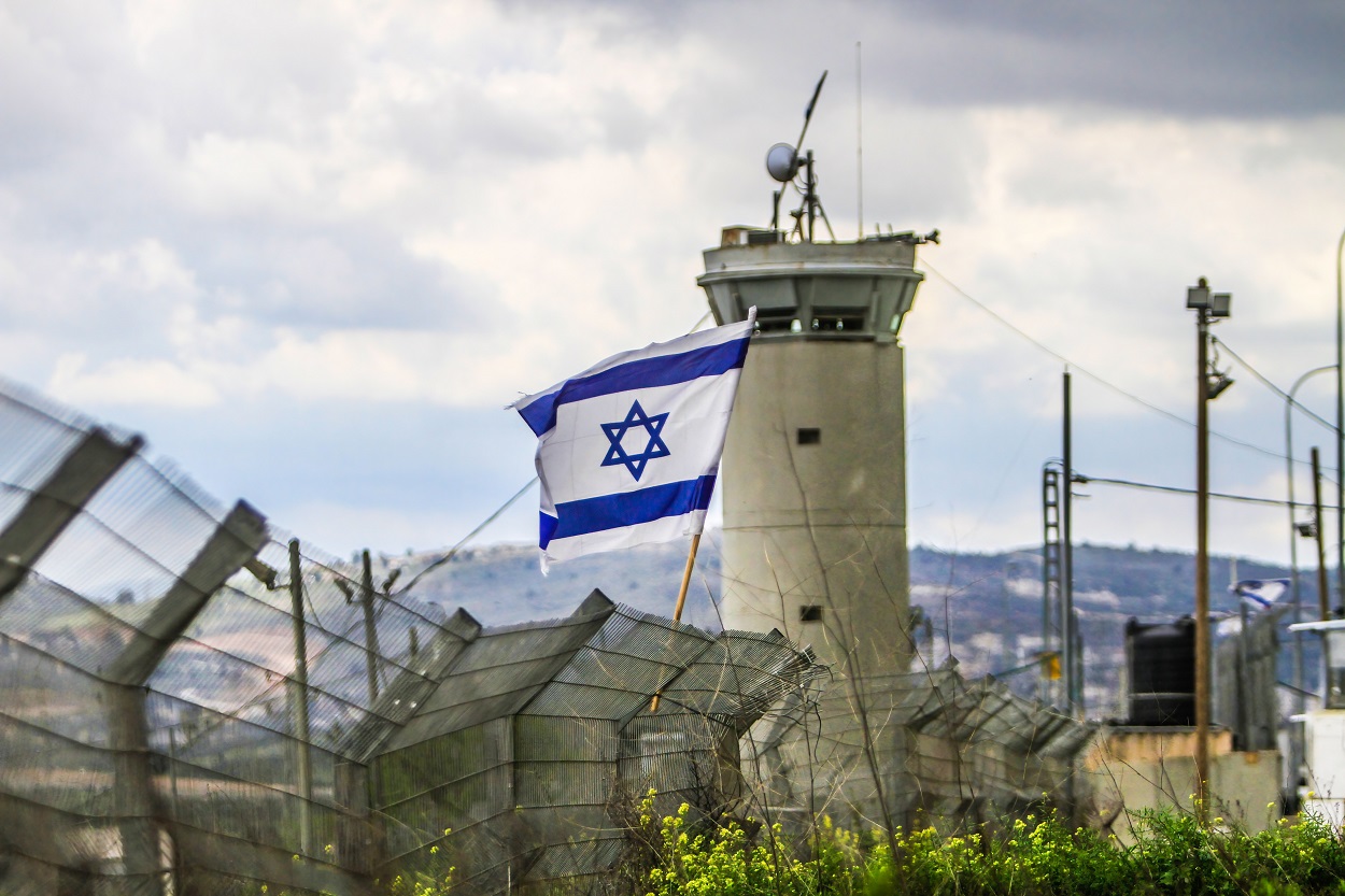 Vista general de la bandera israelí colgada en un nuevo puesto militar que se ha colocado cerca de la ciudad de Hawara, al sur de Naplusa, en Cisjordania. EP.