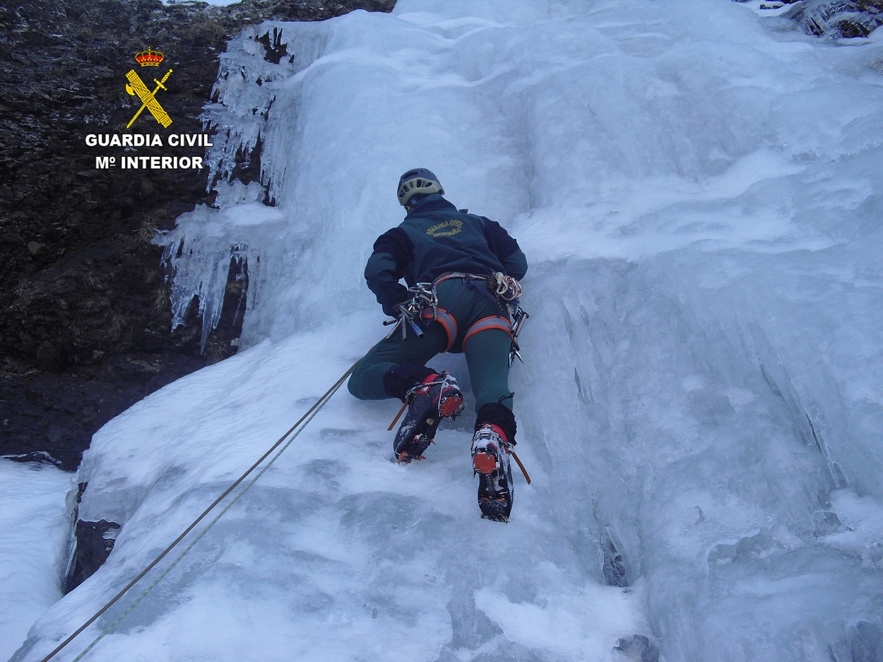 Imagen de un efectivo del Grupo de Montaña de la Guardia Civil (GREIM). Guardia Civil