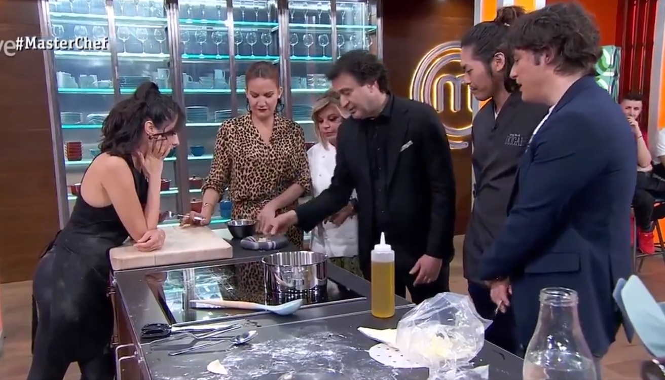 El juez invitado de 'MasterChef 11' escupe la elaboración de uno de los platos de Claudia. RTVE