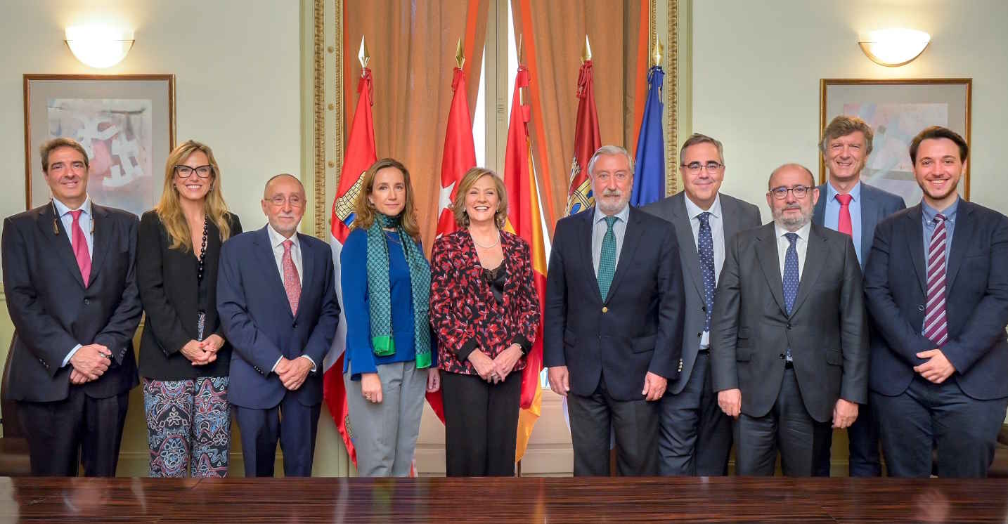 Amelia Pérez Zabaleta con la junta de gobierno del Colegio de Economistas de Madrid