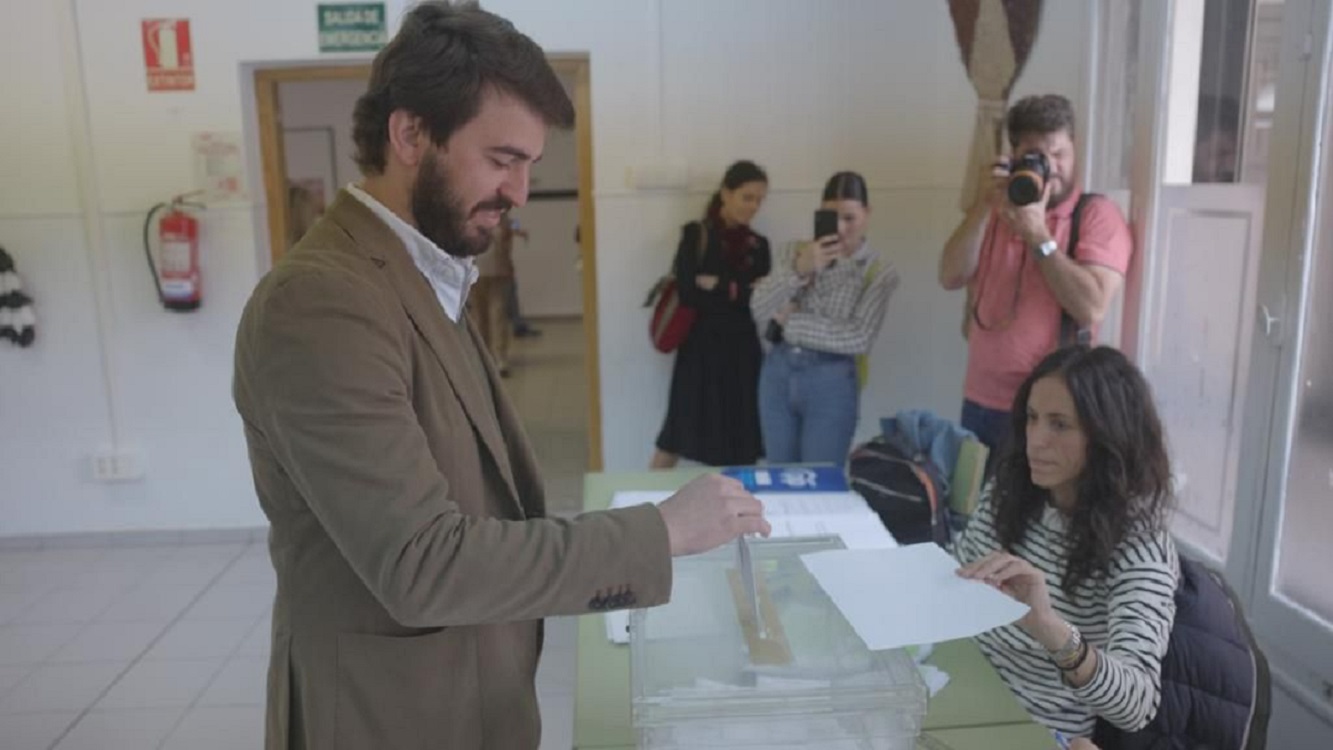 Gallardo confirma que las negociaciones con el PP las llevará Abascal