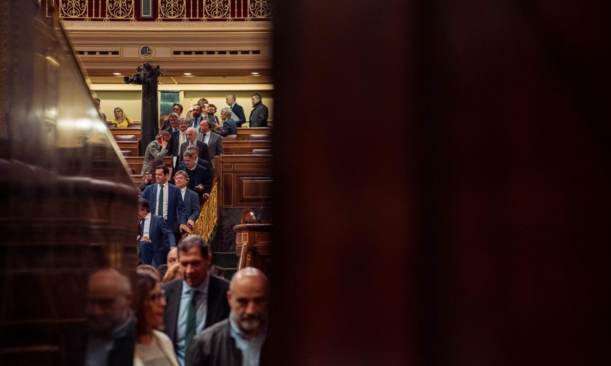 Diputados a su salida de una sesión plenaria en el Congreso. EP