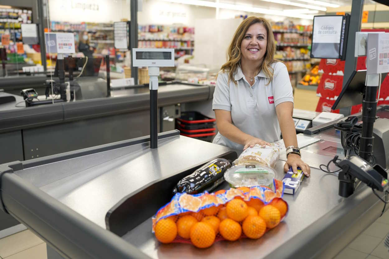 Una trabajadora de Supermercados DIA