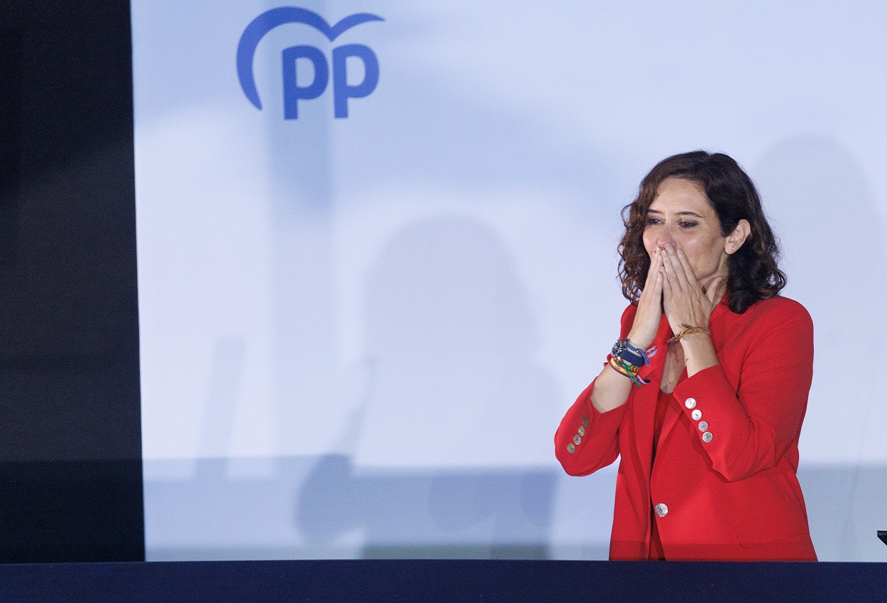 La presidenta de la Comunidad de Madrid, Isabel Díaz Ayuso, en al balcón de Génova